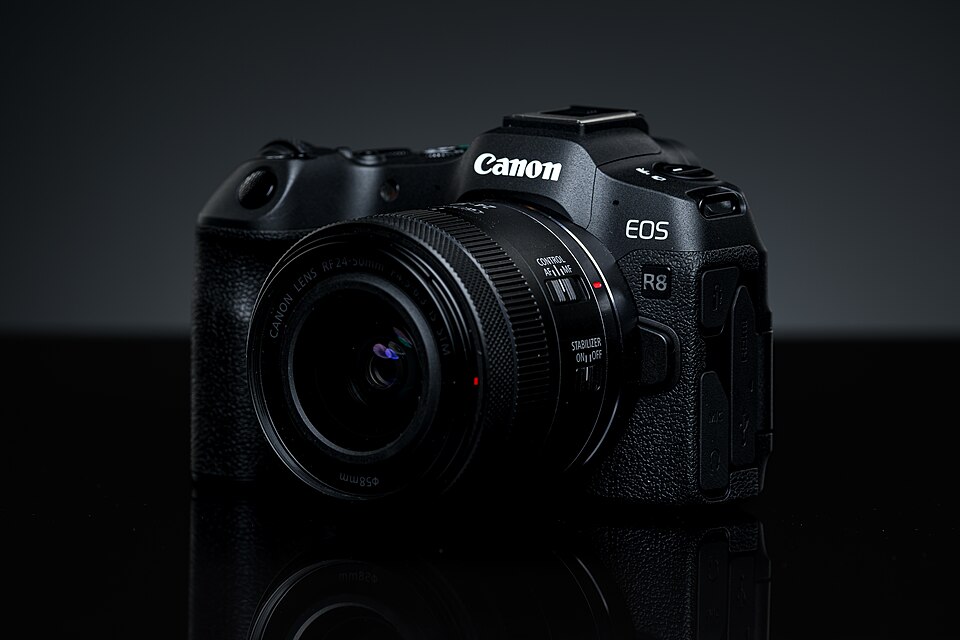 Canon EOS R8 fotografata con obiettivo RF 24-50mm montato
